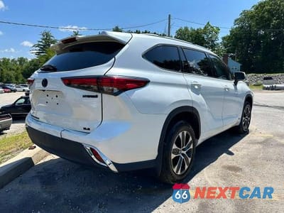Trzecie zdjęcie samochodu z tyłu: 2022 TOYOTA HIGHLANDER HYBRID XLE VIN:5TDHBRCH2NS538576 - miniatura