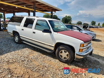 Czwarte zdjęcie samochodu z boku: 1998 CHEVROLET SUBURBAN C1500 VIN:3GNEC16R9WG137684 - miniatura