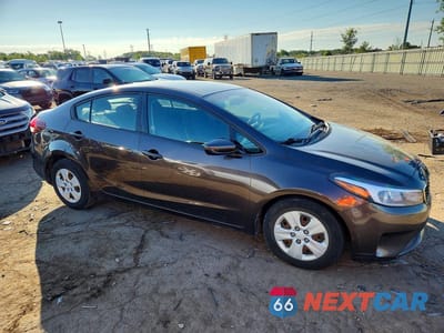 Czwarte zdjęcie samochodu z boku: 2018 KIA FORTE LX VIN:3KPFL4A76JE178671 - miniatura