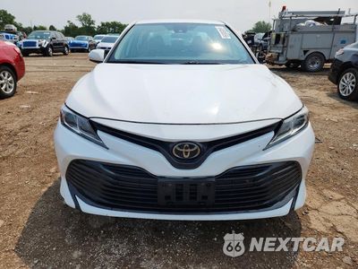 Piąte zdjęcie samochodu w środku: 2019 TOYOTA CAMRY LE VIN:4T1B11HK6KU771121 - miniatura