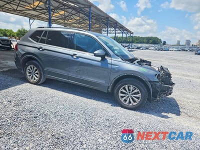 Czwarte zdjęcie samochodu z boku: 2018 VOLKSWAGEN TIGUAN S VIN:3VV1B7AX3JM033481 - miniatura