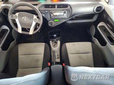 Zdjęcie 8 z 12 samochodu: 2013 TOYOTA PRIUS C TWO VIN:JTDKDTB36D1039410 - miniatura