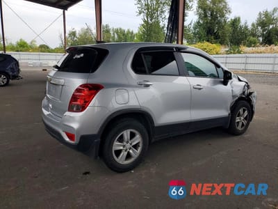 Trzecie zdjęcie samochodu z tyłu: 2020 CHEVROLET TRAX LS VIN:3GNCJNSB1LL329939 - miniatura