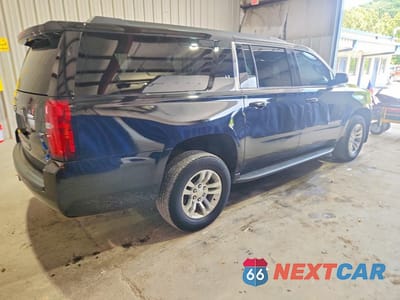 Trzecie zdjęcie samochodu z tyłu: 2019 CHEVROLET SUBURBAN K1500 LT VIN:1GNSKHKC4KR401128 - miniatura