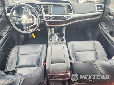 Zdjęcie 8 z 13 samochodu: 2018 TOYOTA HIGHLANDER XLE VIN:5TDJZRFH3JS531235 - miniatura