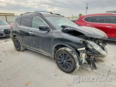 Czwarte zdjęcie samochodu z boku: 2017 NISSAN ROGUE SV VIN:5N1AT2MV8HC830308 - miniatura