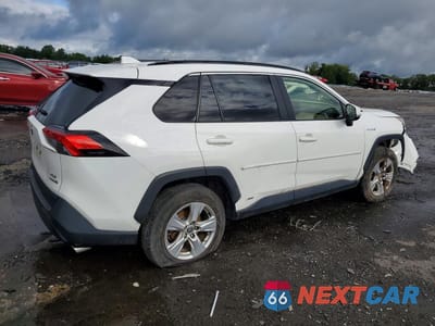 Trzecie zdjęcie samochodu z tyłu: 2021 TOYOTA RAV4 XLE VIN:JTMRWRFV5MD120808 - miniatura