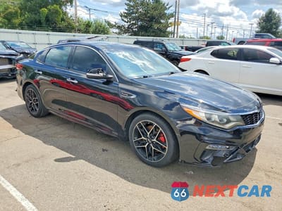Czwarte zdjęcie samochodu z boku: 2019 KIA OPTIMA SX VIN:5XXGW4L28KG306401 - miniatura