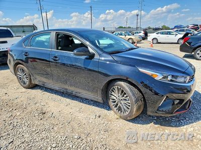 Czwarte zdjęcie samochodu z boku: 2023 KIA FORTE GT LINE VIN:3KPF54AD3PE640144 - miniatura