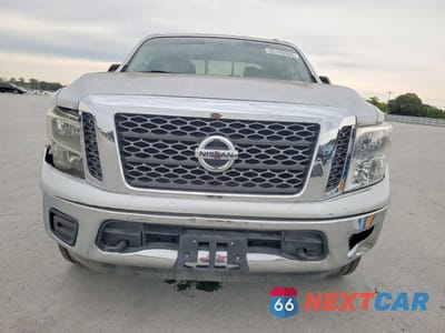 Piąte zdjęcie samochodu w środku: 2018 NISSAN TITAN S VIN:1N6AA1EJ1JN507175 - miniatura