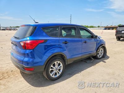 Trzecie zdjęcie samochodu z tyłu: 2019 FORD ESCAPE S VIN:1FMCU0F7XKUB26802 - miniatura