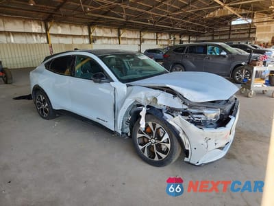 Czwarte zdjęcie samochodu z boku: 2023 FORD MUSTANG MACH-E PREMIUM VIN:3FMTK3SU7PMA85060 - miniatura