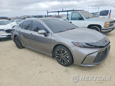 Czwarte zdjęcie samochodu z boku: 2025 TOYOTA CAMRY XLE VIN:4T1DBADK2SU513500 - miniatura