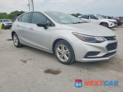 Czwarte zdjęcie samochodu z boku: 2018 CHEVROLET CRUZE LT VIN:3G1BE6SM0JS655274 - miniatura