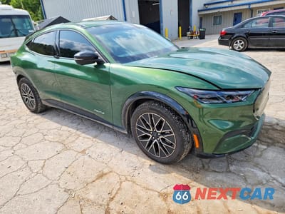 Czwarte zdjęcie samochodu z boku: 2024 FORD MUSTANG MACH-E PREMIUM VIN:3FMTK3R46RMA03618 - miniatura