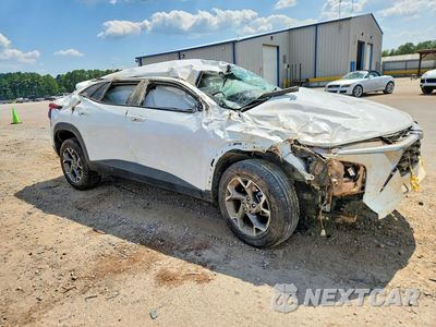 Czwarte zdjęcie samochodu z boku: 2025 CHEVROLET TRAX 1LT VIN:KL77LHEP0SC233403 - miniatura