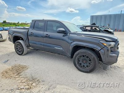 Czwarte zdjęcie samochodu z boku: 2025 TOYOTA TACOMA SR5 VIN:3TMKB5FN1SM045368 - miniatura