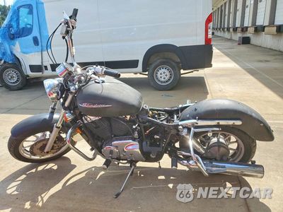 Trzecie zdjęcie samochodu z tyłu: 2000 HONDA VT1100 T VIN:1HFSC3701YA201084 - miniatura