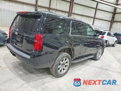 Trzecie zdjęcie samochodu z tyłu: 2020 CHEVROLET TAHOE K1500 LT VIN:1GNSKBKC9LR113216 - miniatura