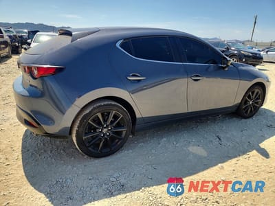 Trzecie zdjęcie samochodu z tyłu: 2022 MAZDA 3 PREFERRED VIN:JM1BPALL9N1511448 - miniatura