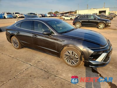 Czwarte zdjęcie samochodu z boku: 2024 HYUNDAI SONATA HYBRID SEL VIN:KMHL34JJ0RA095391 - miniatura