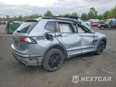 Trzecie zdjęcie samochodu z tyłu: 2022 VOLKSWAGEN TIGUAN SE R-LINE BLACK VIN:3VV8B7AX9NM061841 - miniatura