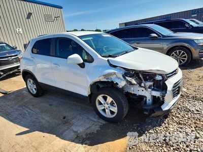 Czwarte zdjęcie samochodu z boku: 2022 CHEVROLET TRAX LS VIN:KL7CJKSM1NB526605 - miniatura