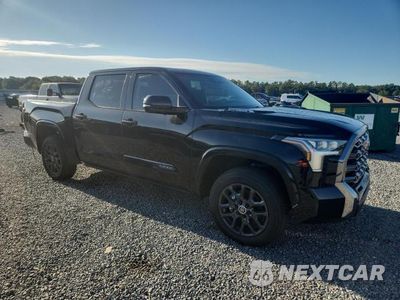 Czwarte zdjęcie samochodu z boku: 2024 TOYOTA TUNDRA PLATINUM HV VIN:5TFNC5DB8RX047335 - miniatura