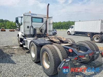 Drugie zdjęcie samochodu z przodu: 2020 VOLVO VNR SEMI TRUCK VIN:4V4WC9EH1LN265915 - miniatura