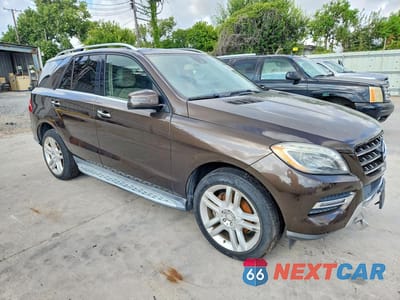 Czwarte zdjęcie samochodu z boku: 2015 MERCEDES-BENZ ML 250 BLUETEC VIN:4JGDA0EB7FA535303 - miniatura