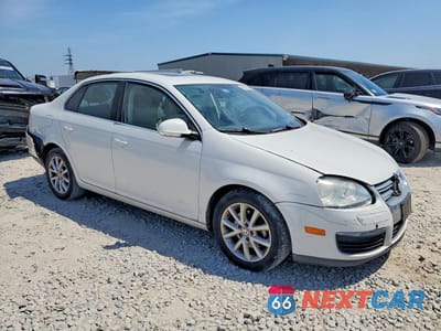 Czwarte zdjęcie samochodu z boku: 2010 VOLKSWAGEN JETTA SE VIN:3VWRX7AJ0AM046040 - miniatura