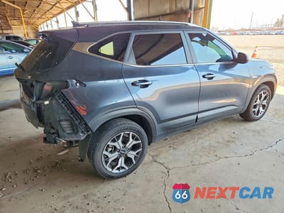 Trzecie zdjęcie samochodu z tyłu: 2022 KIA SELTOS EX VIN:KNDERCAA1N7247157 - miniatura