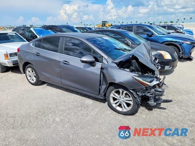 Czwarte zdjęcie samochodu z boku: 2019 CHEVROLET CRUZE LT VIN:1G1BE5SM7K7118122 - miniatura