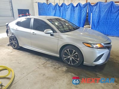 Czwarte zdjęcie samochodu z boku: 2020 TOYOTA CAMRY SE VIN:4T1G11AK1LU313536 - miniatura