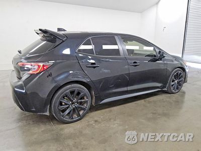 Trzecie zdjęcie samochodu z tyłu: 2021 TOYOTA COROLLA HATCHBACK SE NIGHTSHADE EDITION VIN:JTND4MBE9M3119767 - miniatura