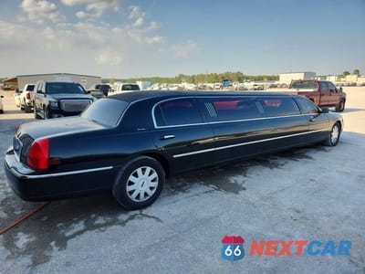 Trzecie zdjęcie samochodu z tyłu: 2005 LINCOLN TOWN CAR EXECUTIVE VIN:1L1FM88W85Y609574 - miniatura