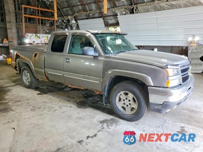 Czwarte zdjęcie samochodu z boku: 2006 CHEVROLET SILVERADO K1500 VIN:2GCEK19B361242014 - miniatura