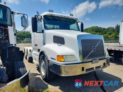 Czwarte zdjęcie samochodu z boku: 2003 VOLVO VNL SEMI TRUCK VIN:4V4NC9TJ73N340487 - miniatura