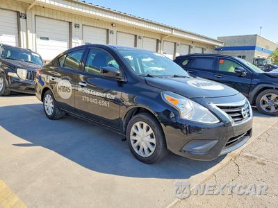 Czwarte zdjęcie samochodu z boku: 2019 NISSAN VERSA SV VIN:3N1CN7AP3KL826031 - miniatura