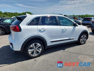 Trzecie zdjęcie samochodu z tyłu: 2022 KIA NIRO EV S VIN:KNDCC3LG6N5161154 - miniatura