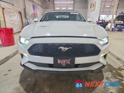 Piąte zdjęcie samochodu w środku: 2021 FORD MUSTANG VIN:1FATP8UH5M5125078 - miniatura