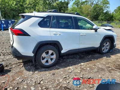 Trzecie zdjęcie samochodu z tyłu: 2025 TOYOTA RAV4 HYBRID XLE VIN:JTMRWRFV8SD311989 - miniatura