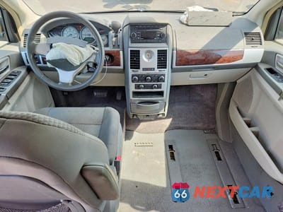 Zdjęcie 8 z 13 samochodu: 2010 CHRYSLER TOWN & COUNTRY TOURING VIN:2A4RR5D12AR235188 - miniatura