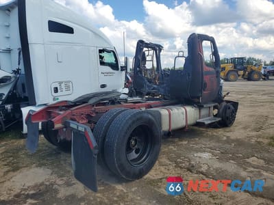 Trzecie zdjęcie samochodu z tyłu: 2006 FREIGHTLINER M2 106 MED - TRUCK CAB AND CHASSIS VIN:1FUBCYDA86HV01450 - miniatura