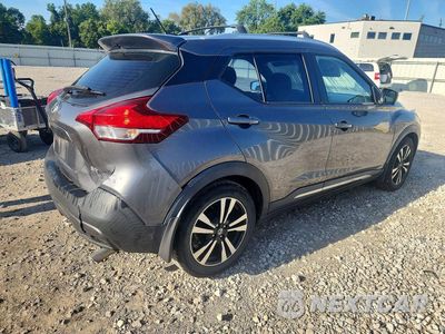 Trzecie zdjęcie samochodu z tyłu: 2019 NISSAN KICKS SR VIN:3N1CP5CU6KL481515 - miniatura