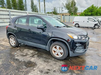 Czwarte zdjęcie samochodu z boku: 2018 CHEVROLET TRAX LS VIN:3GNCJNSB3JL210609 - miniatura