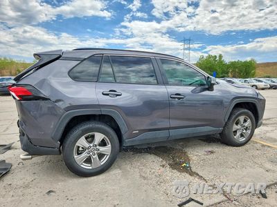Trzecie zdjęcie samochodu z tyłu: 2024 TOYOTA RAV4 HYBRID XLE VIN:4T3RWRFV6RU153682 - miniatura