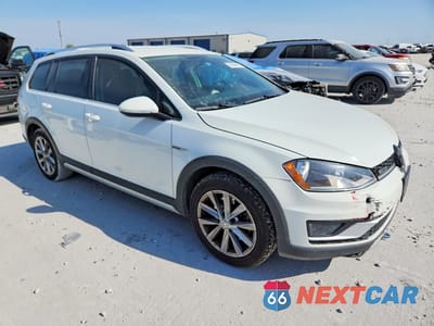 Czwarte zdjęcie samochodu z boku: 2017 VOLKSWAGEN GOLF ALLTRACK S VIN:3VWH17AU4HM530584 - miniatura