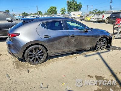 Trzecie zdjęcie samochodu z tyłu: 2024 MAZDA 3 PREMIUM PLUS VIN:JM1BPBNY8R1650202 - miniatura