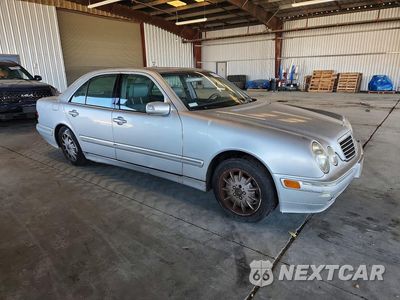 Czwarte zdjęcie samochodu z boku: 2000 MERCEDES-BENZ E 320 VIN:WDBJF65J8YB000558 - miniatura
